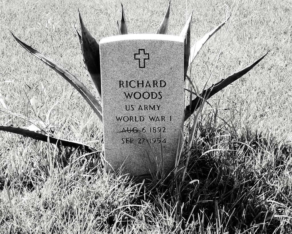 World War 2 by popular US online genealogists, Price Genealogy: image of a World War 2 veteran headstone. 